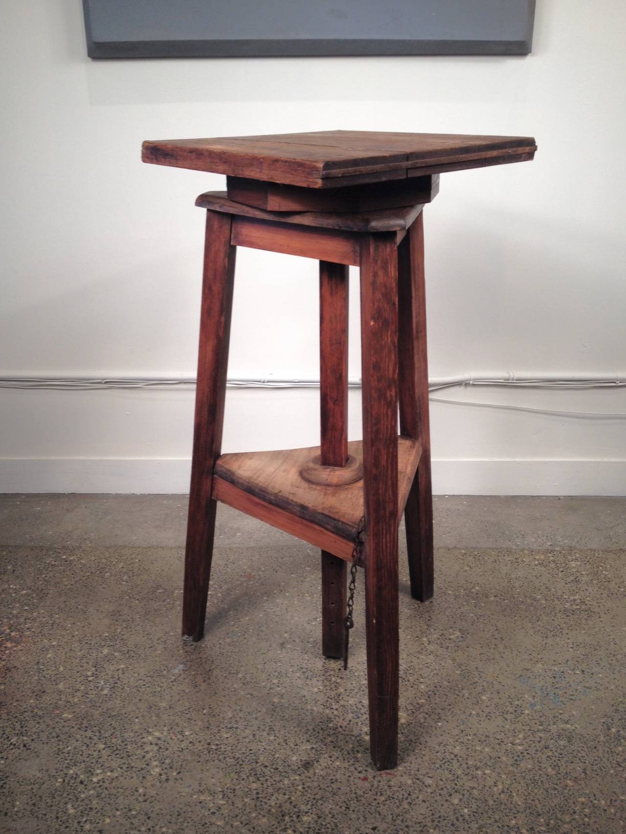 French oak sculptor's stand, adjustable height, revolving top. Can be used as sculpture stand, late 19th century.
Measures: Height 30
