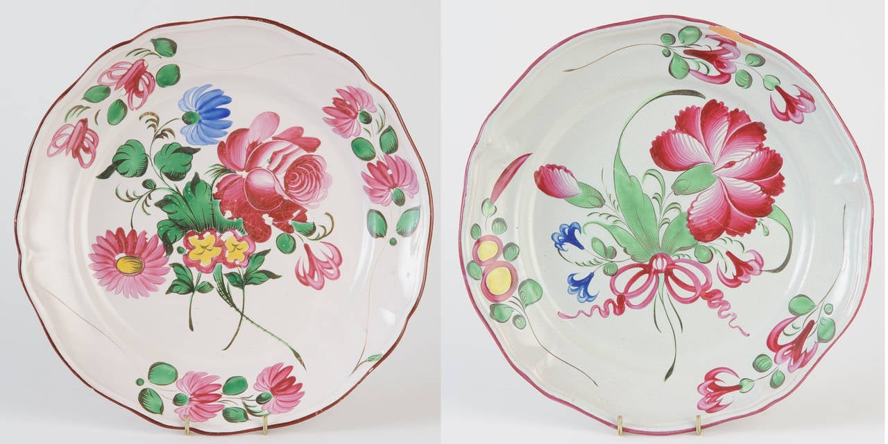Paar Fayence-Teller aus der Manufaktur von Saint-Amand-les-Eaux, 1760-1770, im Norden Frankreichs. Die intensiven Farben und die floralen Verzierungen ähneln den Straßburger Fayencen. Die Dekoration ist handkoloriert. Die Platten sind aus weicher