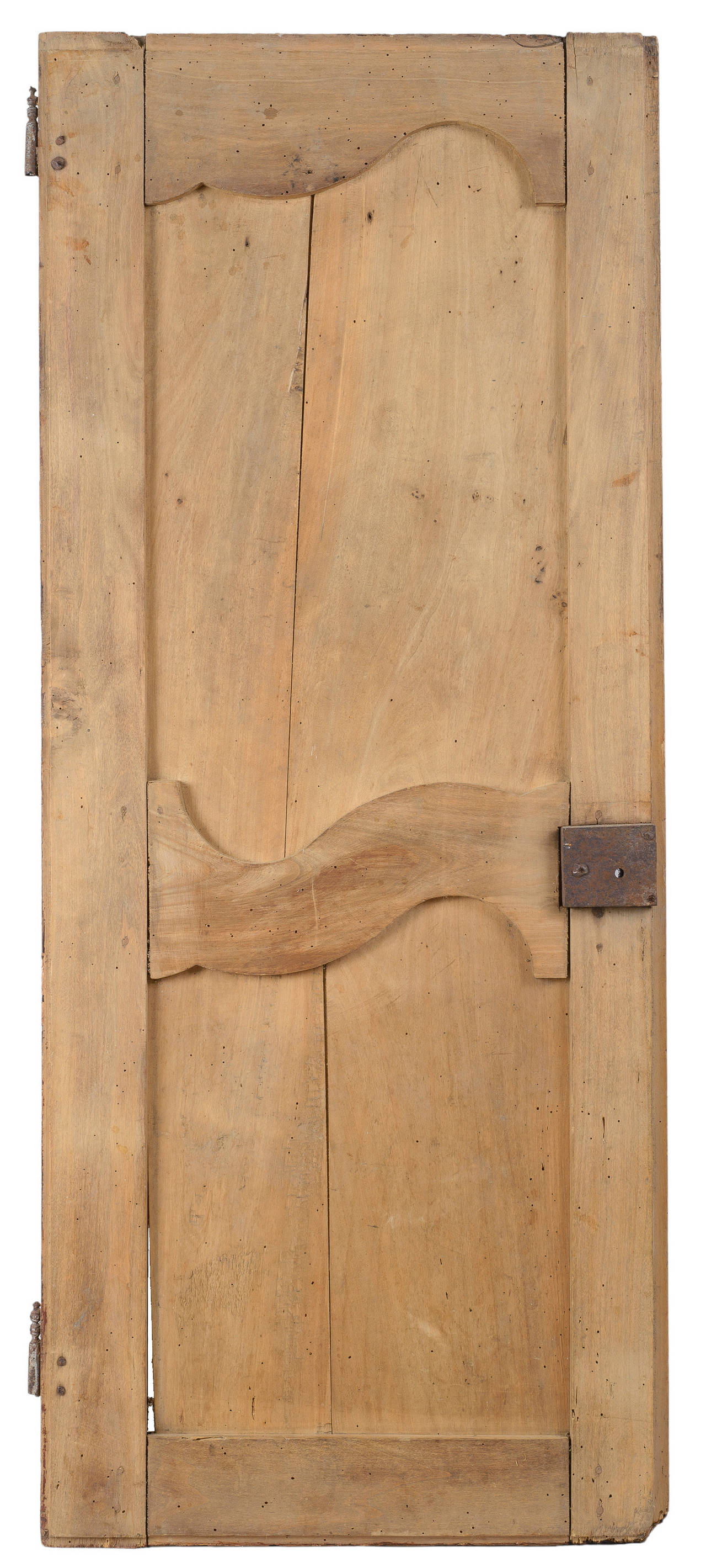 Paar Türen aus Nussbaum im Louis XV-Stil. Die asymmetrische, erhabene Platte weist auf die Übergangszeit zwischen den Möbelstilen Ludwigs XV. und XVI. hin. Die Türen sind in Zapfenbauweise ausgeführt. Die mittlere Türstütze, wie auf dem Foto der