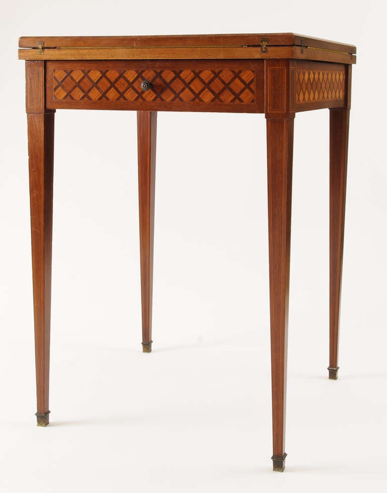 Pariser Spieltisch des 19. Jahrhunderts mit abgeschrägter Platte (Louis XVI.) im Angebot