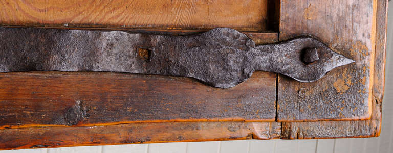 Eckschrank aus dem 18. Jahrhundert mit Original-Federbemalung (Radiert) im Angebot