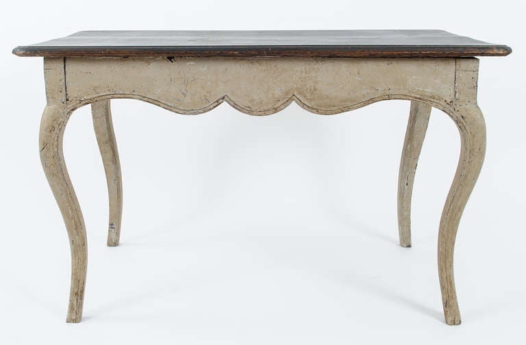 Il s'agit d'un charmant bureau plat peint de Provence. Il a des jambes audacieuses en forme de cabriole. Le tablier a un bord en perle et une forme symétrique. Le bureau de table a un tiroir avec le bouton d'origine.