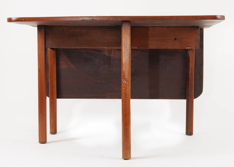 Hand-Crafted 18th Century American Chippendale Drop-Leaf Table For Sale