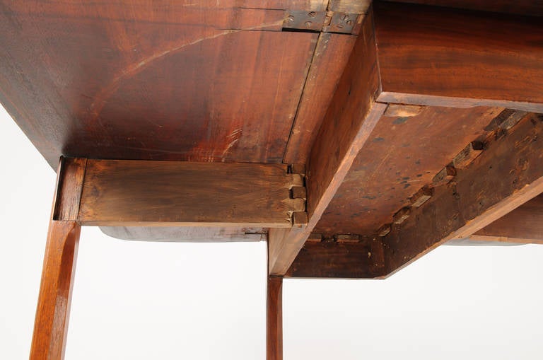 Walnut 18th Century American Chippendale Drop-Leaf Table For Sale