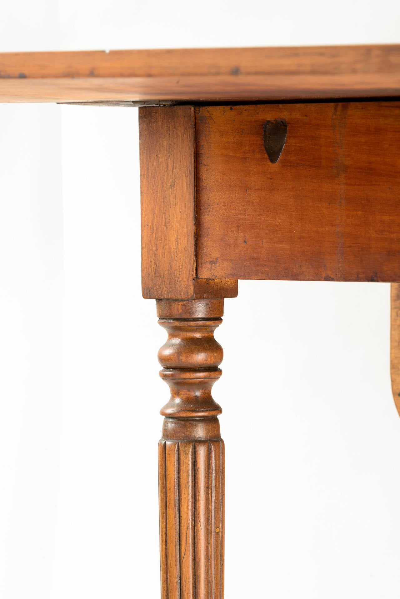 19th Century American Country Sheraton Gate Leg Table with Reeded Tapered Legs For Sale