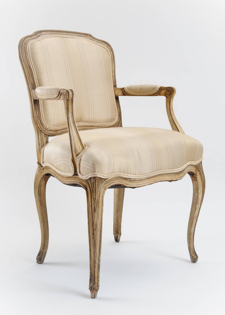 Schön proportionierter Regence-Damensessel mit grauer Lackierung. Der Stuhl hat Kabriole Beine und gepolsterte Rückenlehne und Sitz in neutralen Seidenstreifen.