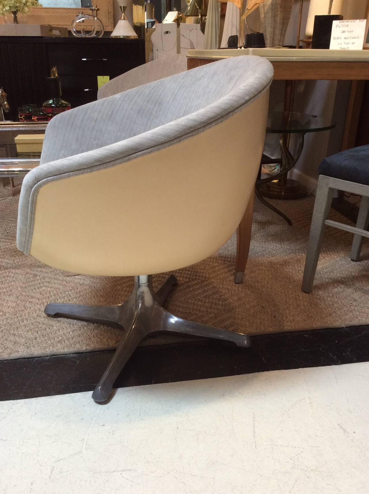 Pair of Mid Century Pod, Ball or Egg Swivel Chairs from the 1960s In Good Condition In Stamford, CT