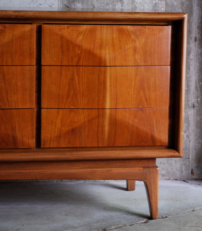 Architectural chest of drawers in the style of Vladimir Kagan, newly refinished in natural walnut tone allowing for the beautiful grain to manifest it self.
Nine drawers providing ample storage.

Please contact me to make sure item is available