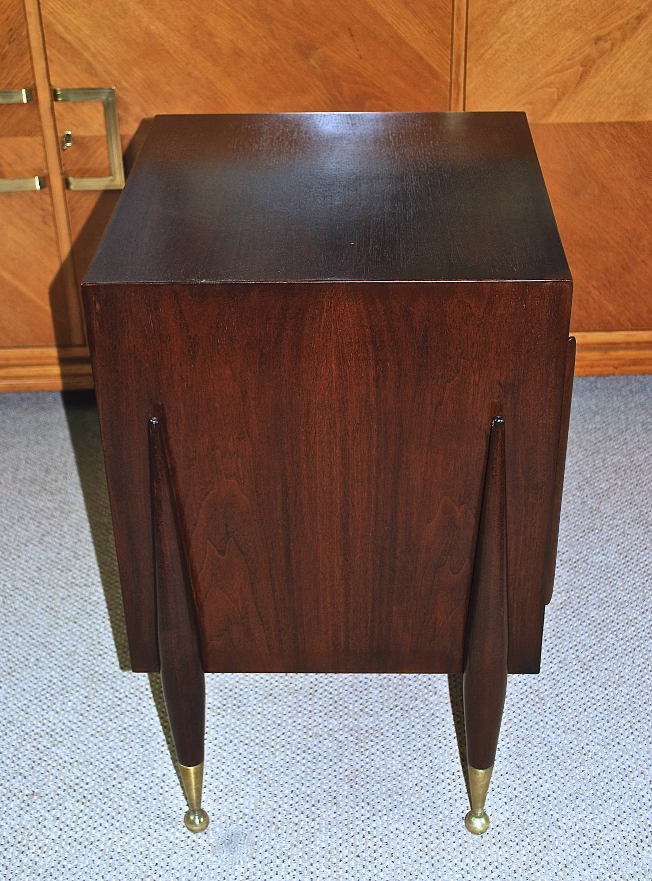 Mid-Century Modern Pair of Sculptural Nightstands with Brass Details In Excellent Condition In New York, NY