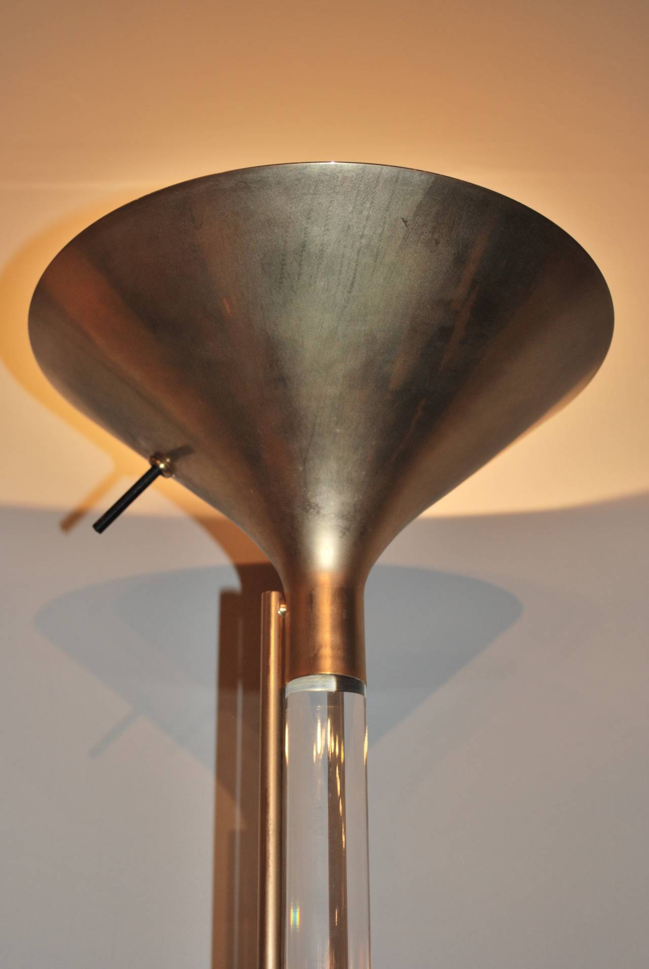 Brass and Lucite Italian Modern Floor Lamp, 1960s In Excellent Condition For Sale In New York, NY