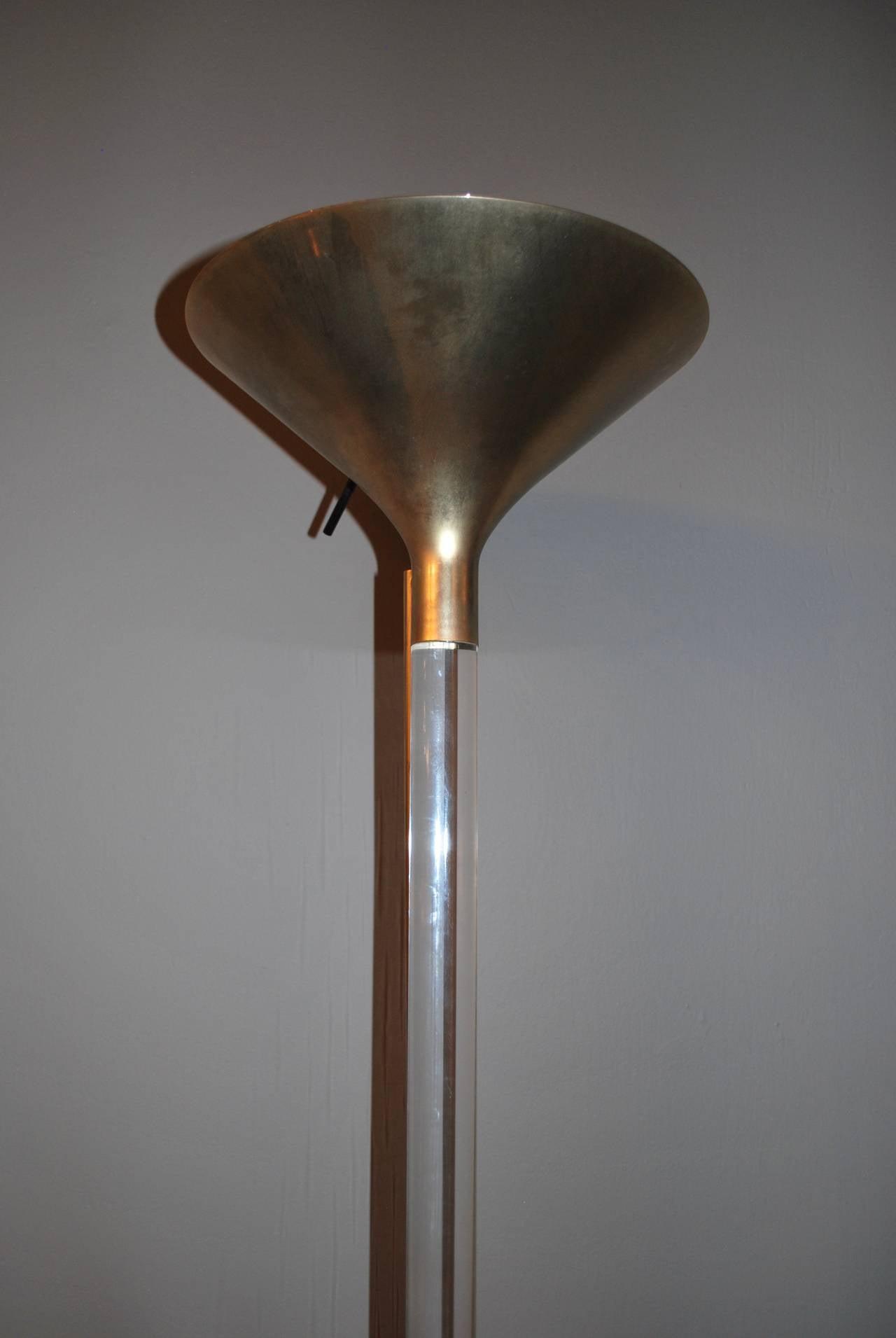 Fine XX secolo Lampada da terra moderna italiana in ottone e lucite, anni '60 in vendita