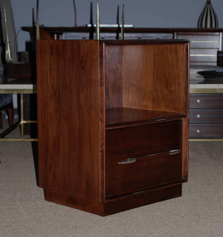 Classic pair of walnut nightstands with spear tip handles, created by T.H. Robsjohn-Gibbings for Widdicomb.
Newly refinished in medium walnut.