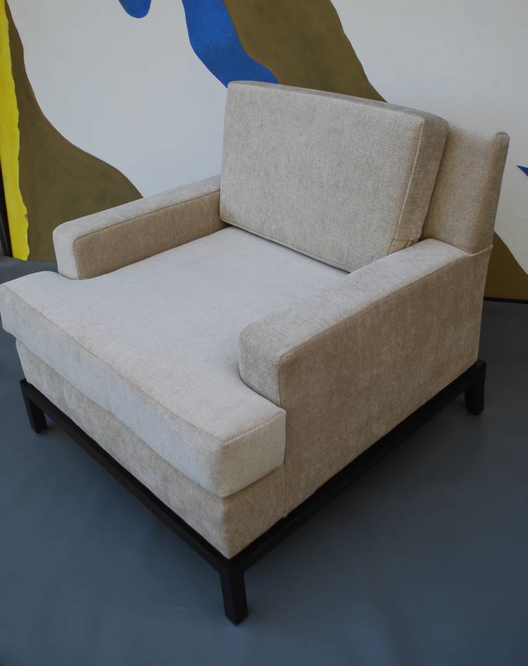 Pair of Modern Lounge Chairs, Parzinger Style In Excellent Condition In New York, NY