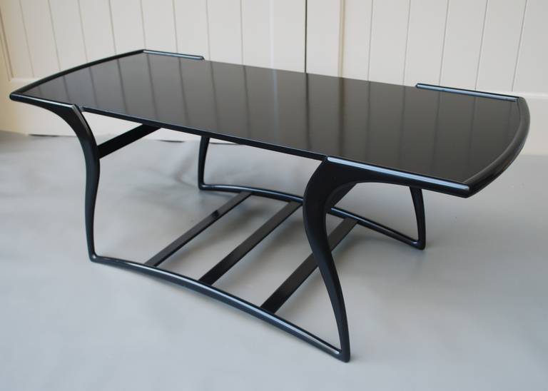 Elegante tavolino da caffè italiano laccato nero. Linee interessanti, grande stile.
Recentemente rifinito.

Per favore, controlla con me se il pezzo è presente nella galleria, se vuoi vederlo.