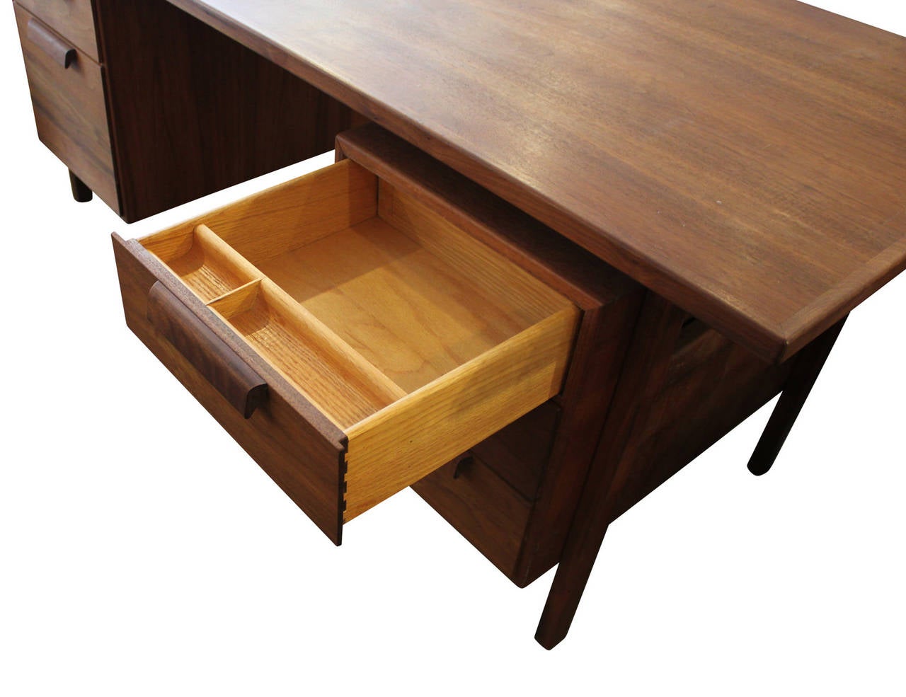 Splendid Walnut Executive Desk by Jens Risom In Excellent Condition In Houston, TX