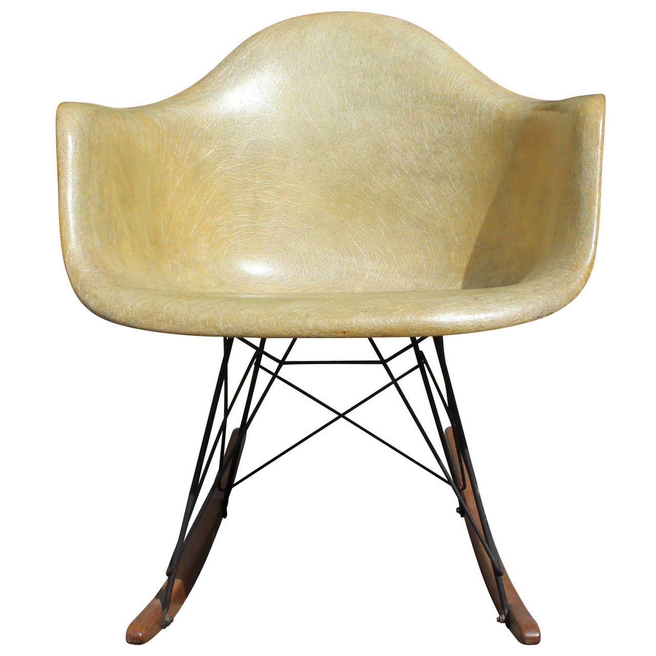 Early production Eames rocker with rope edged fiberglass shell.  Is in wonderful shape. Zinc 