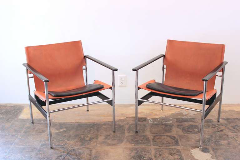 Beautiful 1960s two-tone leather and chrome sling chairs with black-coated armrests. In excellent vintage condition with original label. The 657 blended comfort, functionality and, of course, style; Florence Knoll, seeing the design for the first