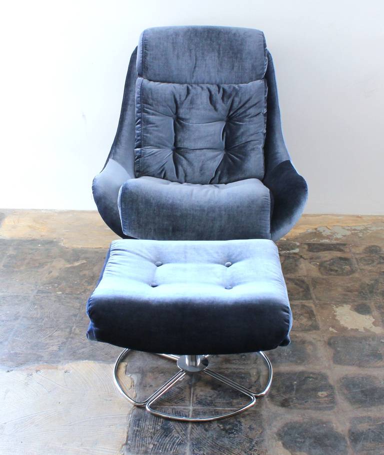 Luxurious Space Age Velvet Lounge Chair with Ottoman In Excellent Condition In Houston, TX