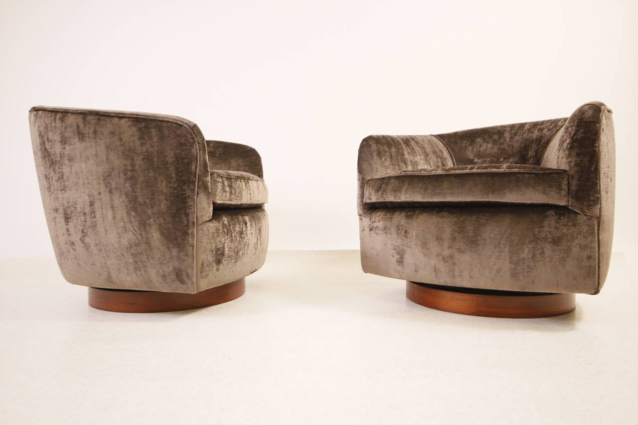 American Glamorous Pair of Milo Baughman Swivel and Tilt Lounge Chairs