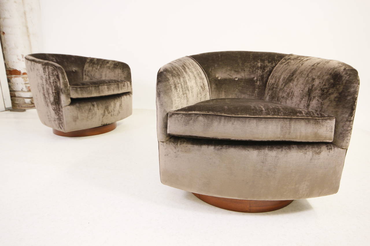 Mid-Century Modern Glamorous Pair of Milo Baughman Swivel and Tilt Lounge Chairs
