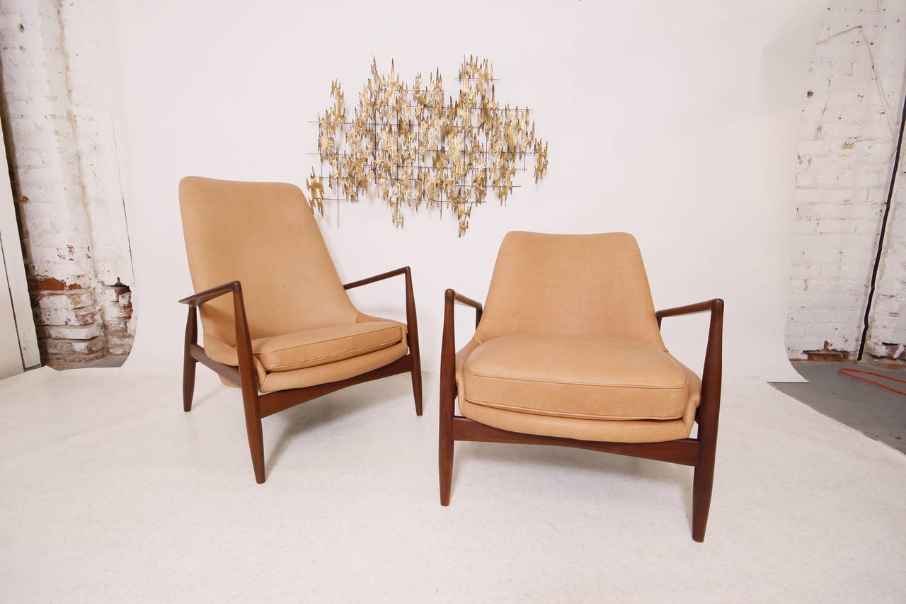 Stunning Pair of Ib Kofod Larsen His and Hers Leather Seal Chairs In Excellent Condition In Los Angeles, CA