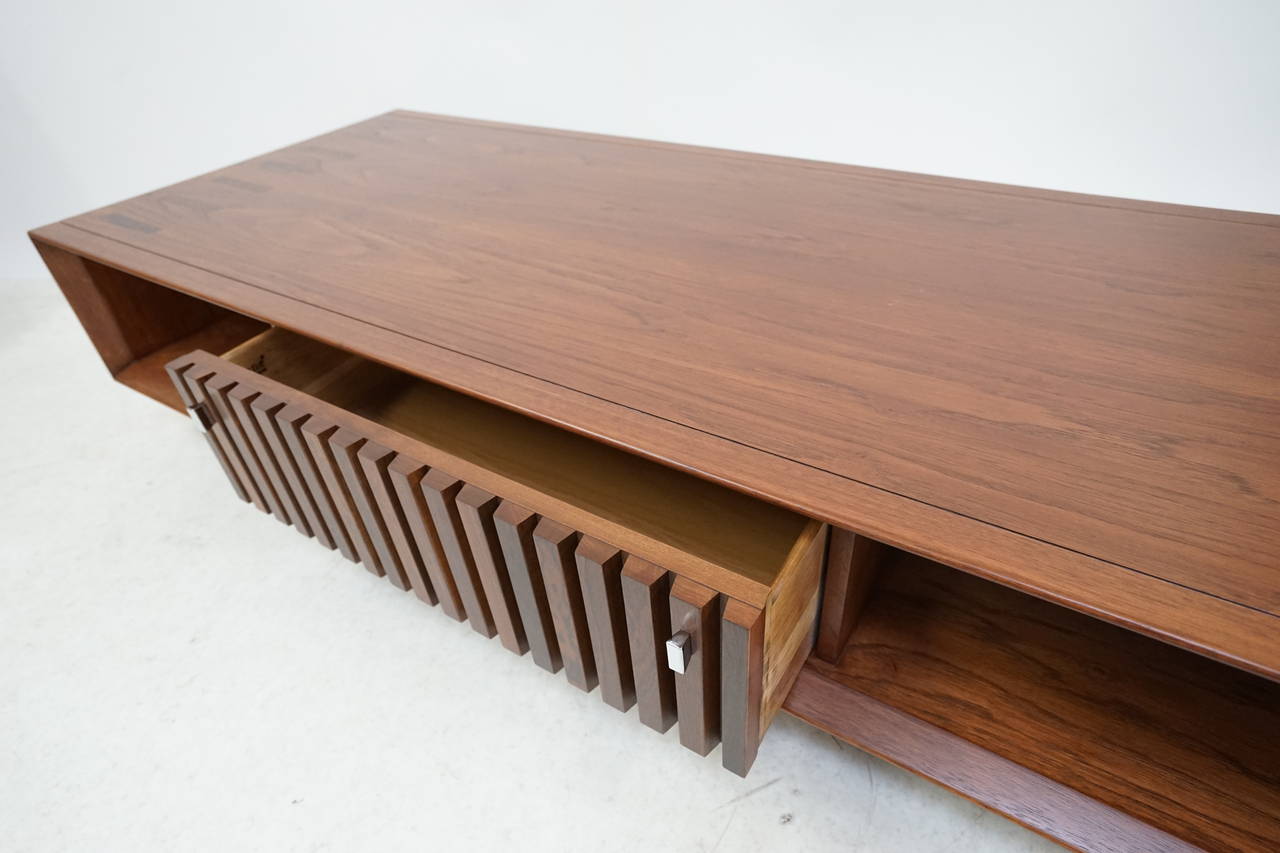 Amazing Walnut with Rosewood Inlay Cocktail Table by Lane In Excellent Condition In Los Angeles, CA