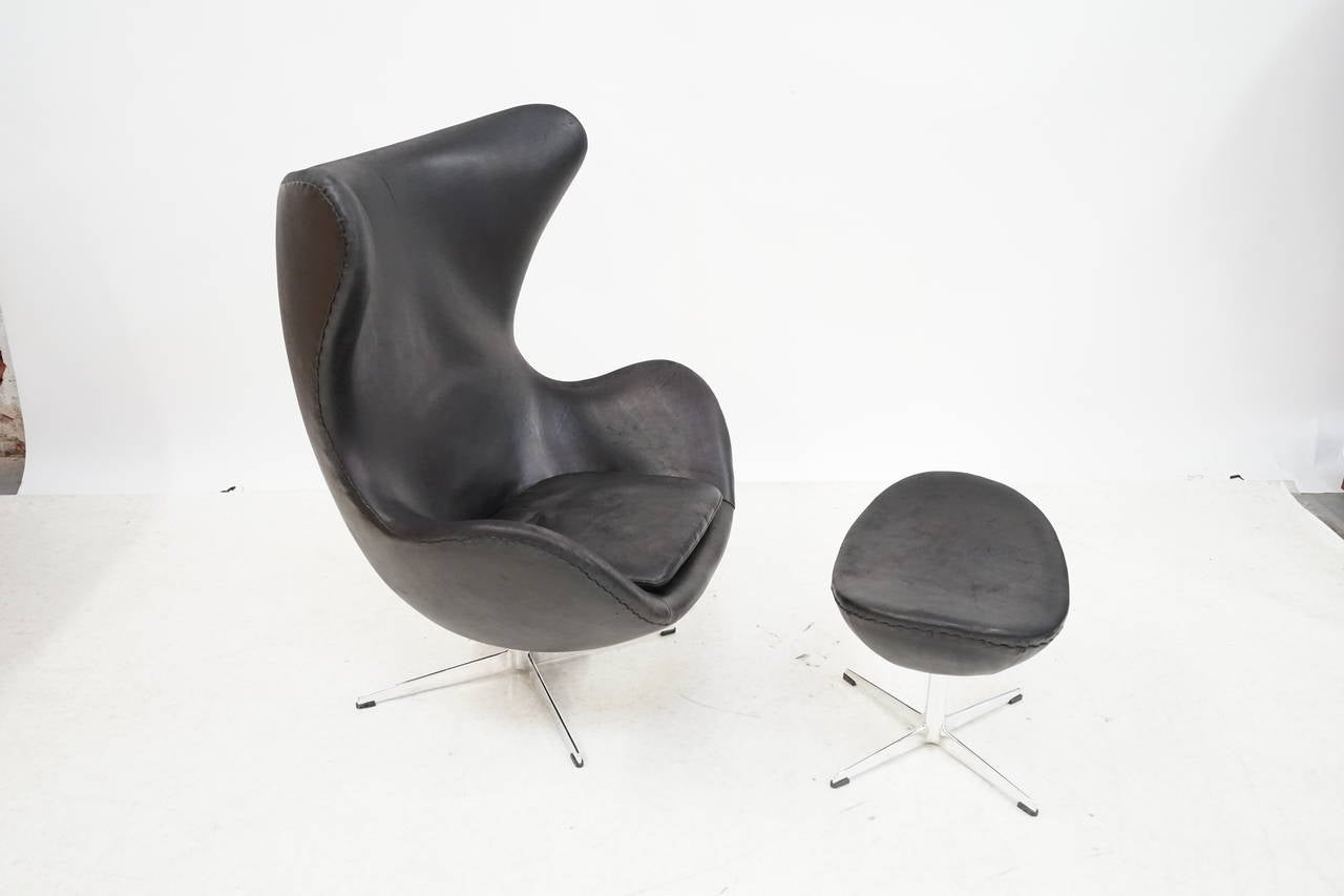 Egg chair / Polished base, model 3316 with stool model 3127 designed by Arne Jacobsen. Produced by Fritz Hansen in Denmark with all labels, 1967
