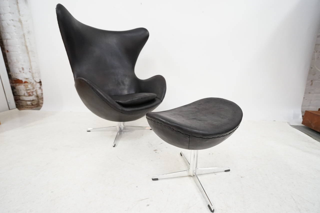 Mid-Century Modern Early Arne Jacobsen Leather Egg Chair with Ottoman by Fritz Hansen For Sale