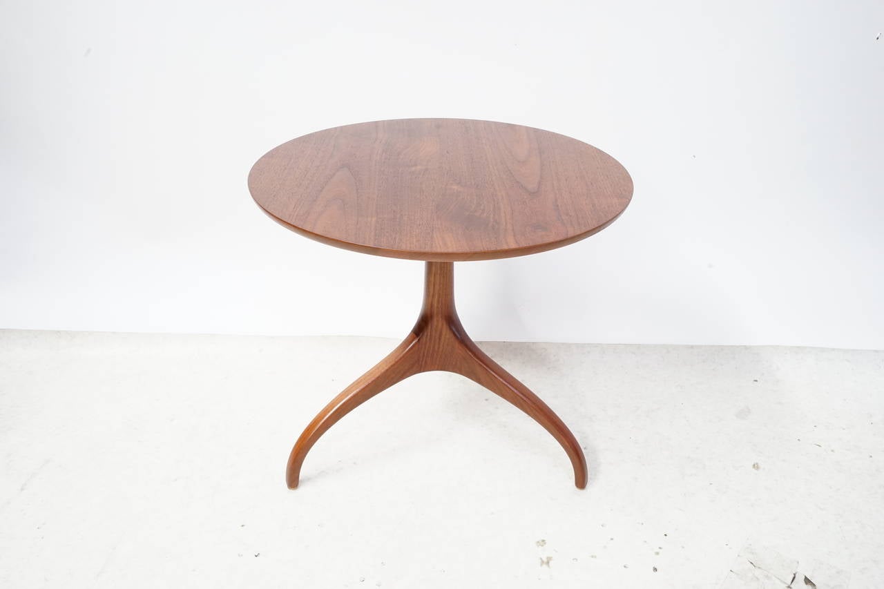 Stunning Henredon sculpted walnut tripod base side table, circa 1960s.