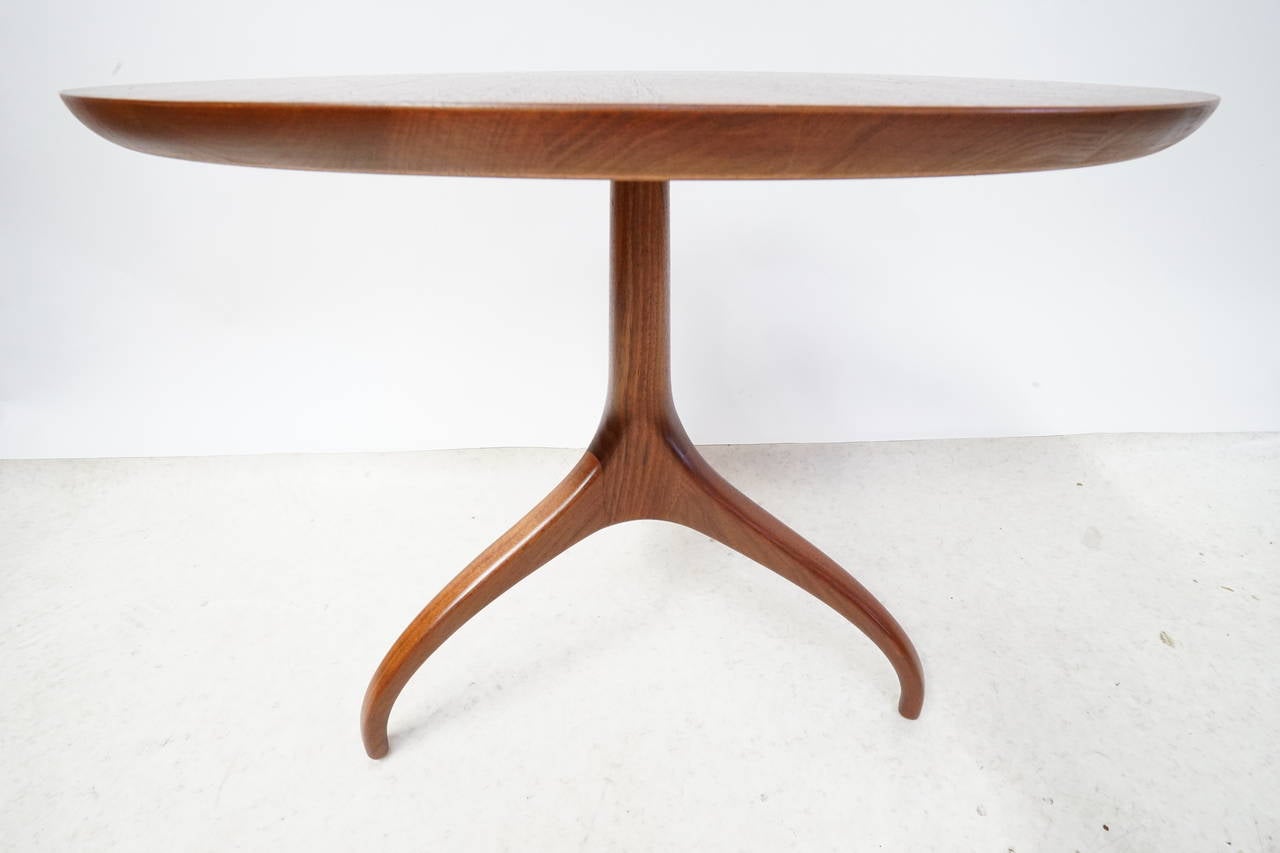Henredon Sculpted Walnut Side Table In Excellent Condition In Los Angeles, CA