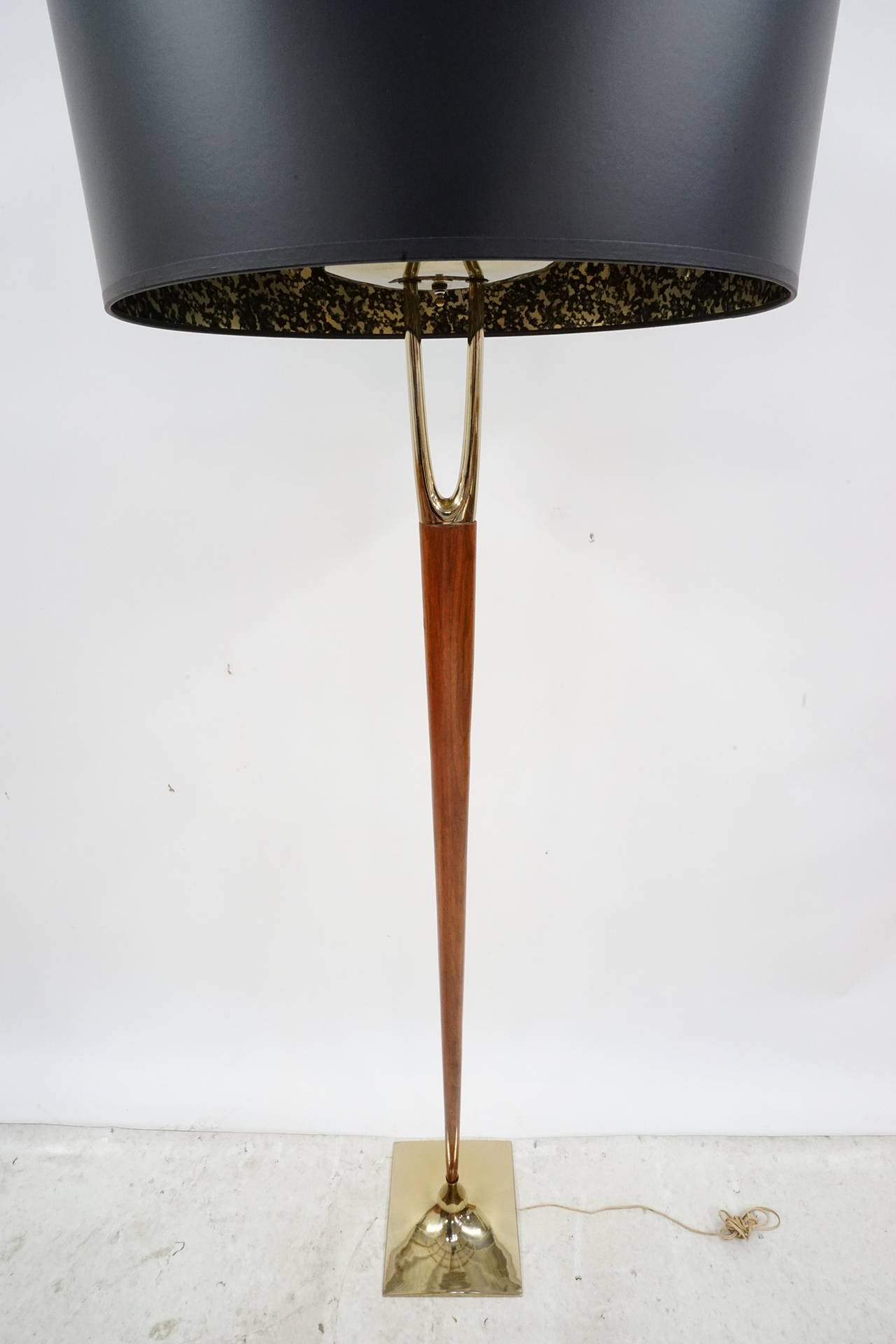 Mid-Century Modern Architectural Walnut and Brass Floor Lamp by Laurel For Sale