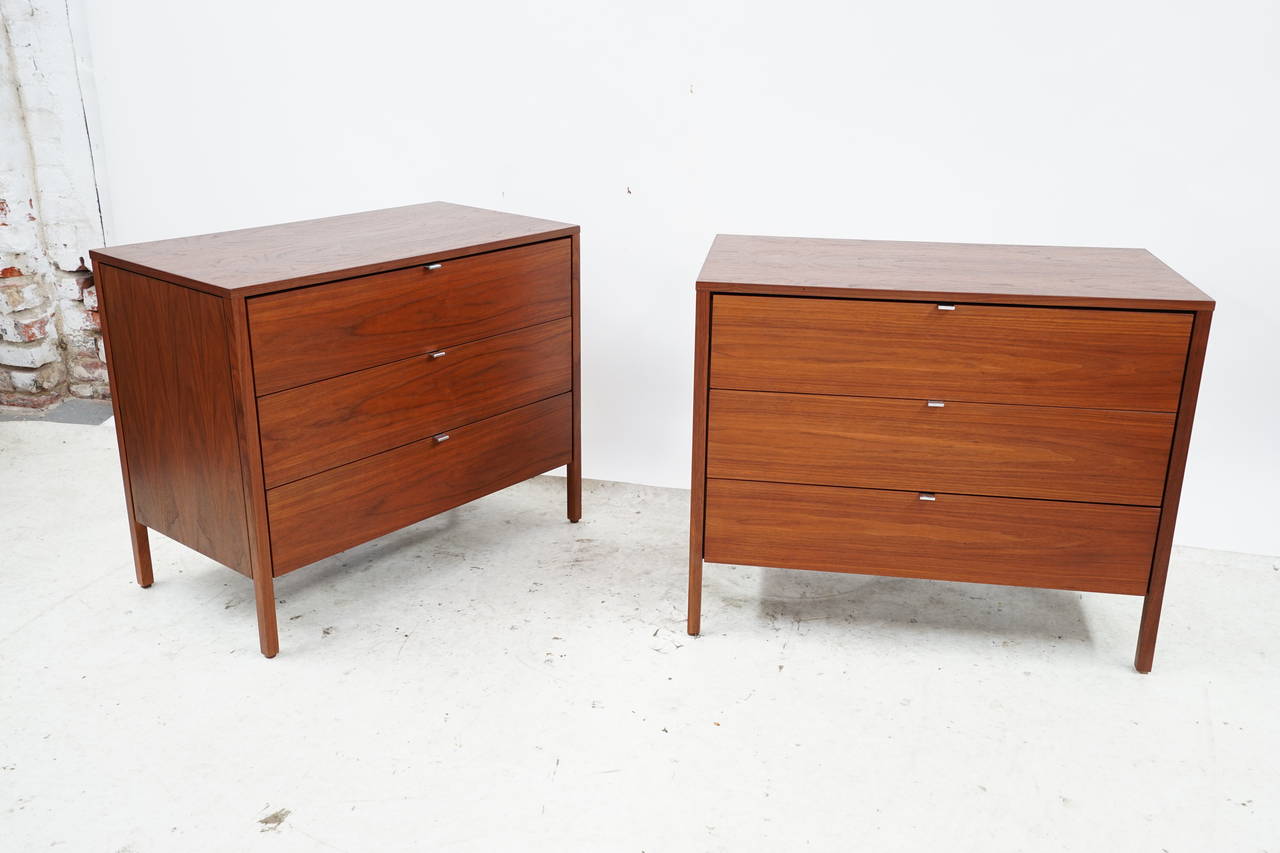 Absolutely stunning pair of Florence Knoll walnut dressers or nightstands, circa 1950s.
Measures: 36