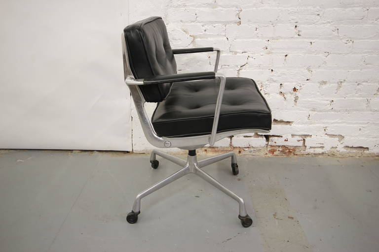 Rare Charles Eames ES 102 Intermediate Swivel Armchair, 1968 In Excellent Condition In Los Angeles, CA