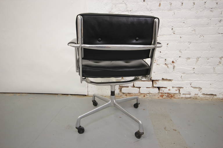 Rare Charles Eames ES 102 Intermediate Swivel Armchair, 1968 1