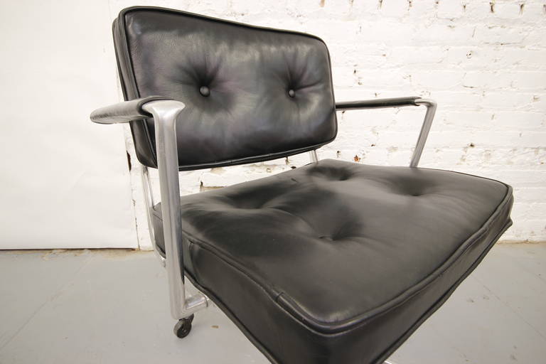 American Rare Charles Eames ES 102 Intermediate Swivel Armchair, 1968