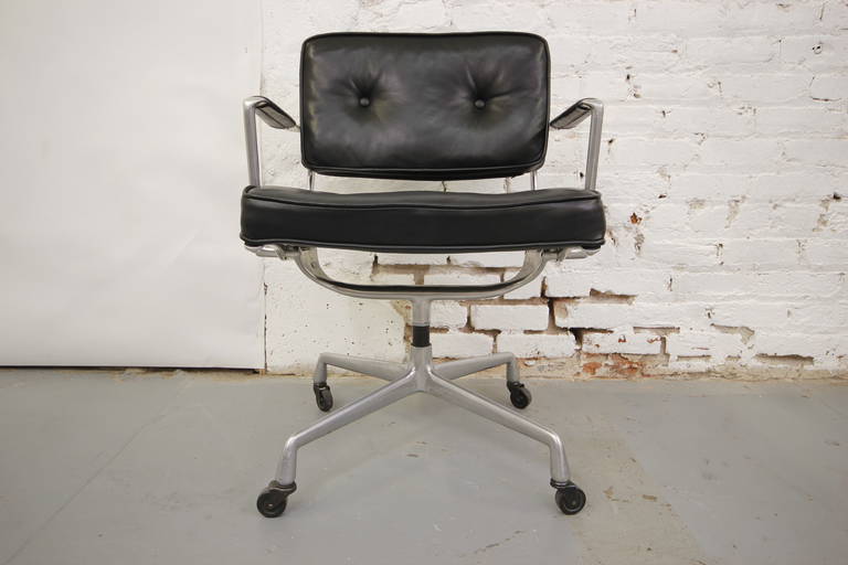 Mid-20th Century Rare Charles Eames ES 102 Intermediate Swivel Armchair, 1968