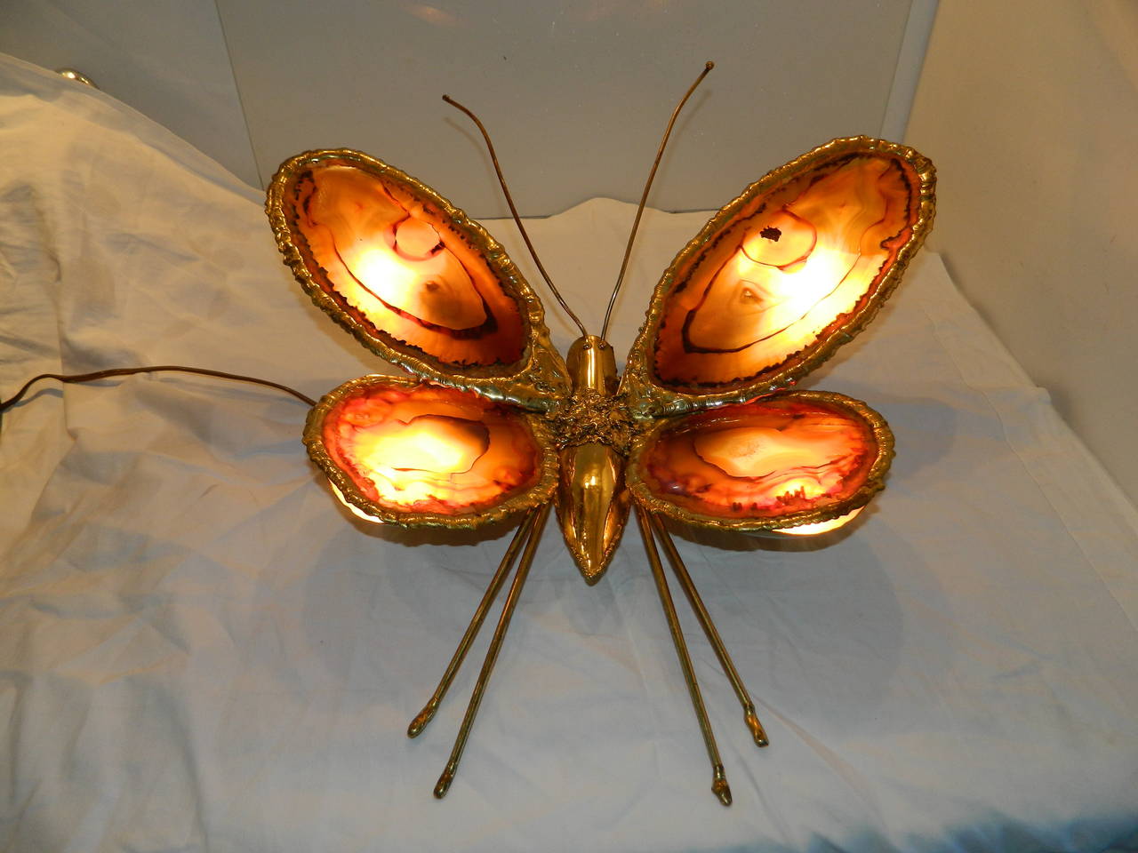 Large Duval-Brasseur sconce, featuring a butterfly.
The four wings are made with agate stone, four bulbs.
Give a smooth and magical light.
US wired and in working condition.
Have a look on our impressive collection of French and Italian