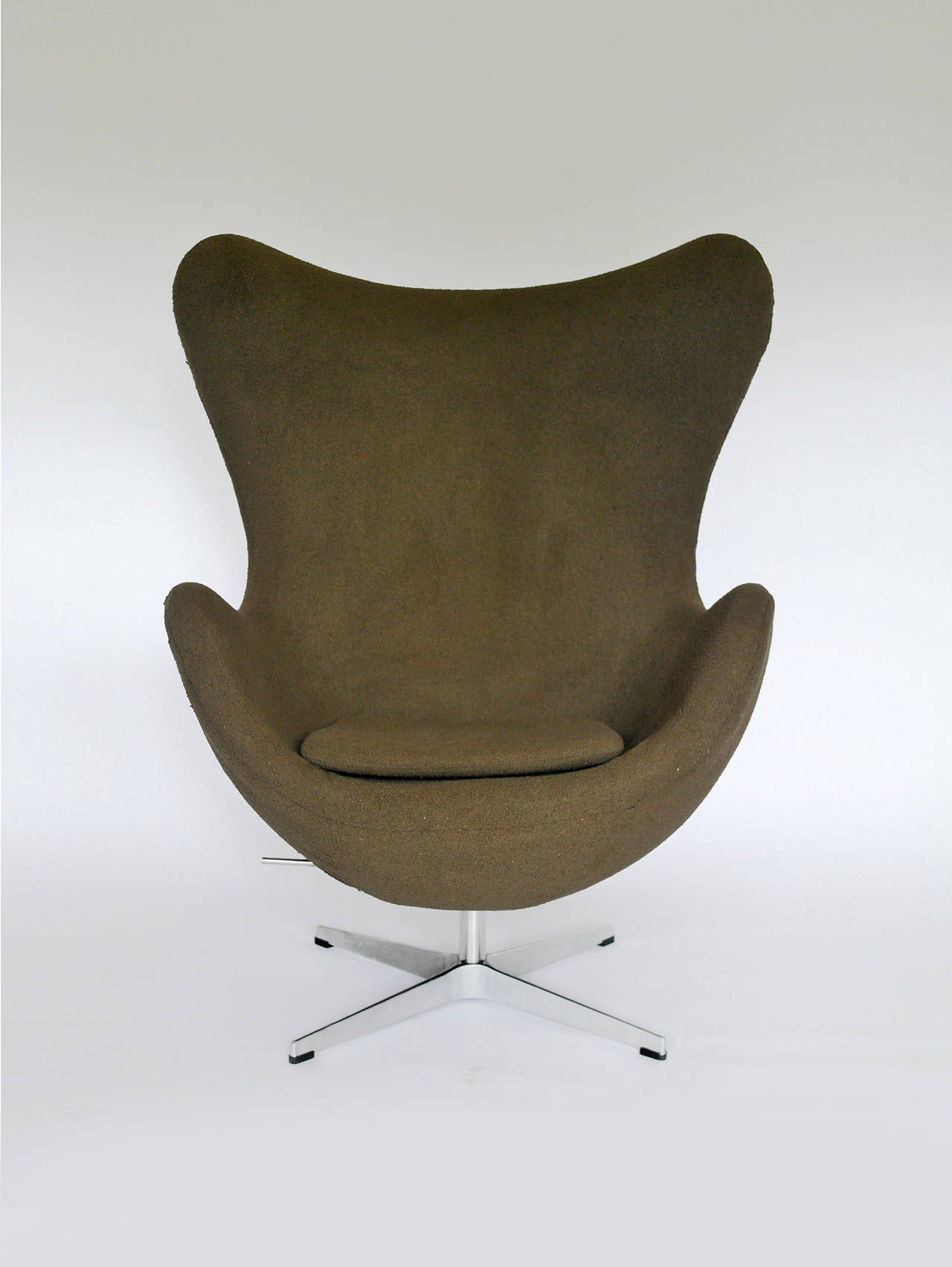 Mid-Century Modern Egg Chair by Arne Jacobsen, Fritz Hansen Style