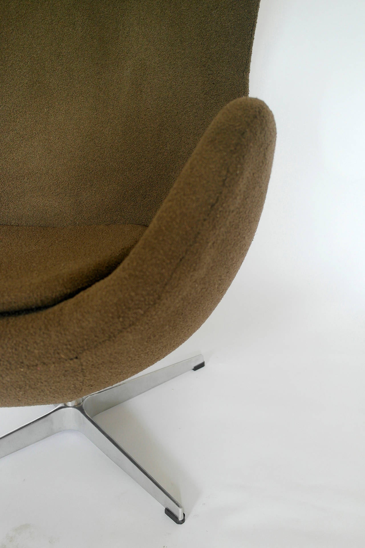 Egg Chair by Arne Jacobsen, Fritz Hansen Style 1