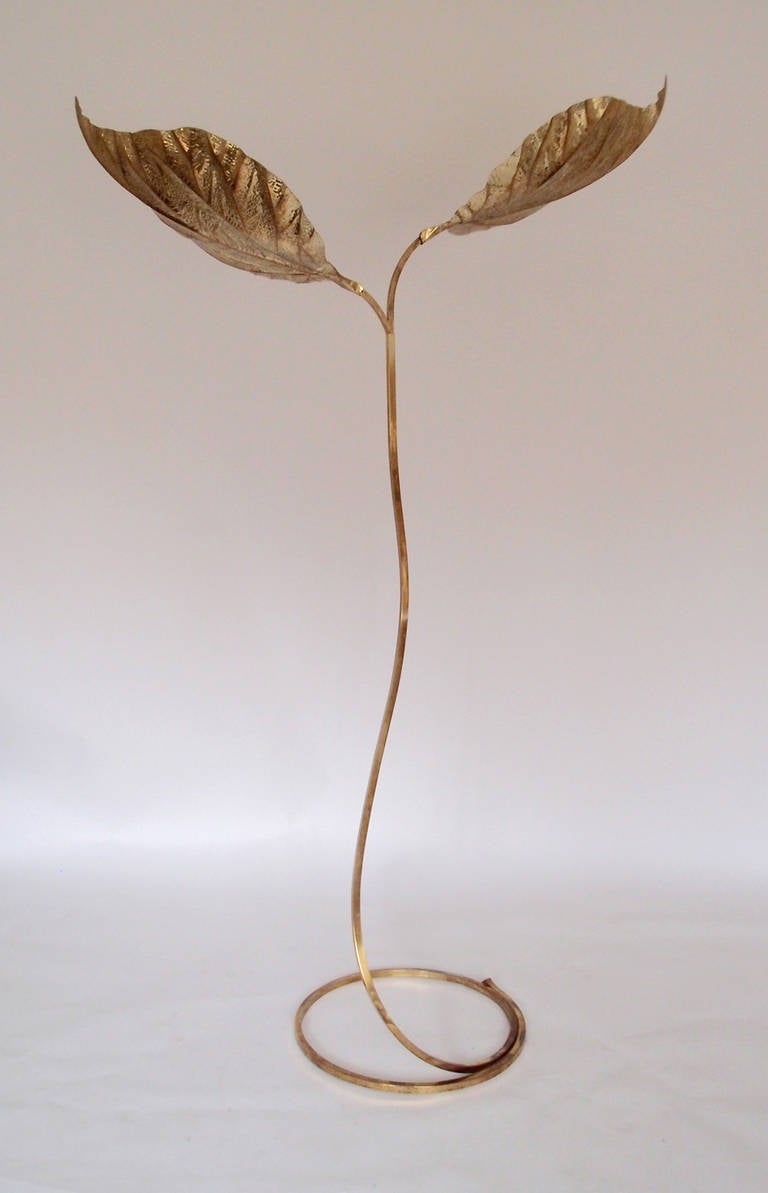 Iconic gold brass floor lamp by Tommaso Barbi circa 1970, two leaf design. Excellent condition with nice patina, features detachable leaves for rearrangement to suit.

Please note; Interior picture features both two leaf and three leaf models.
