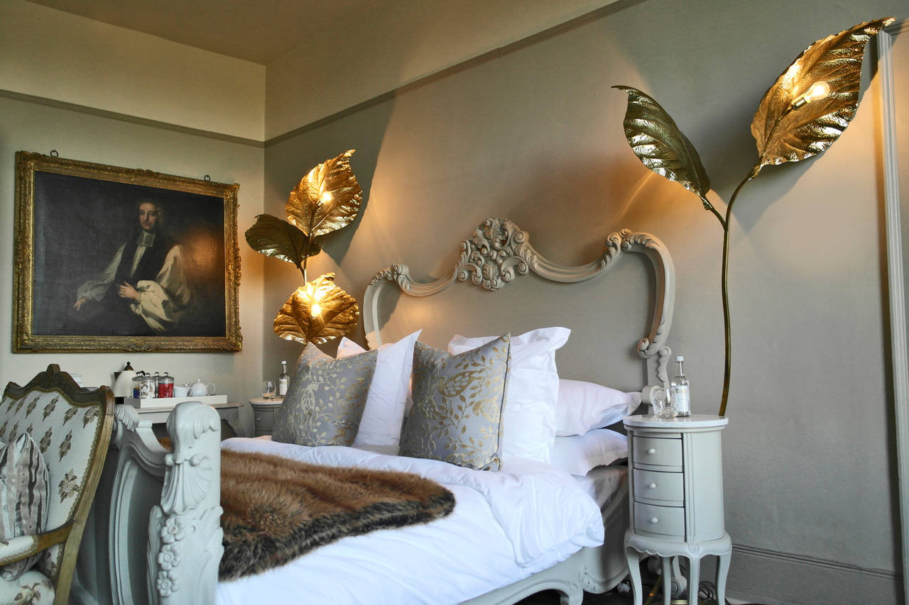 brass leaf lamp