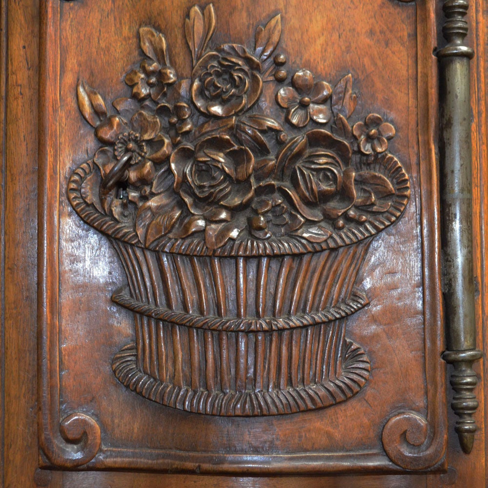 Classic French panetière with incredible detail in the carved decoration and turned rods. A traditional Provençal piece used to store fresh bread.