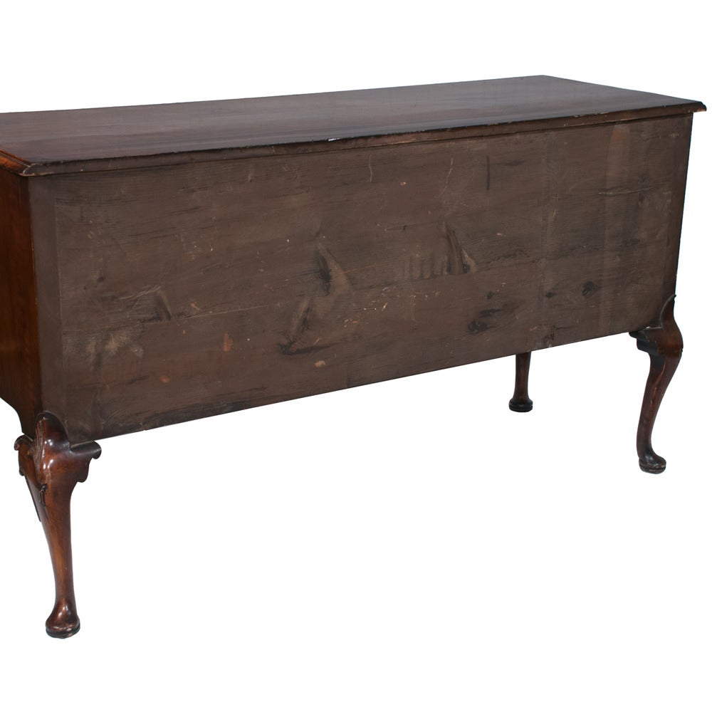 Queen Anne Walnut Sideboard In Good Condition For Sale In Lawrenceburg, TN