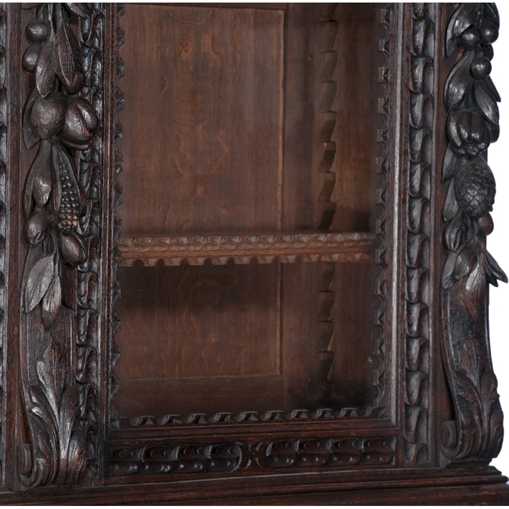 Country French Lodge Cabinet In Good Condition For Sale In Lawrenceburg, TN