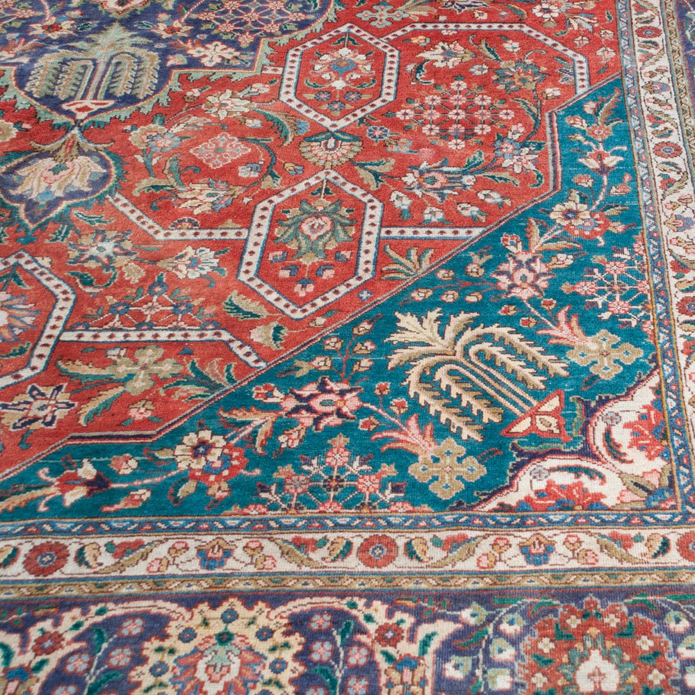 Beautiful Tabriz rug from Iran. Measure: 9.10