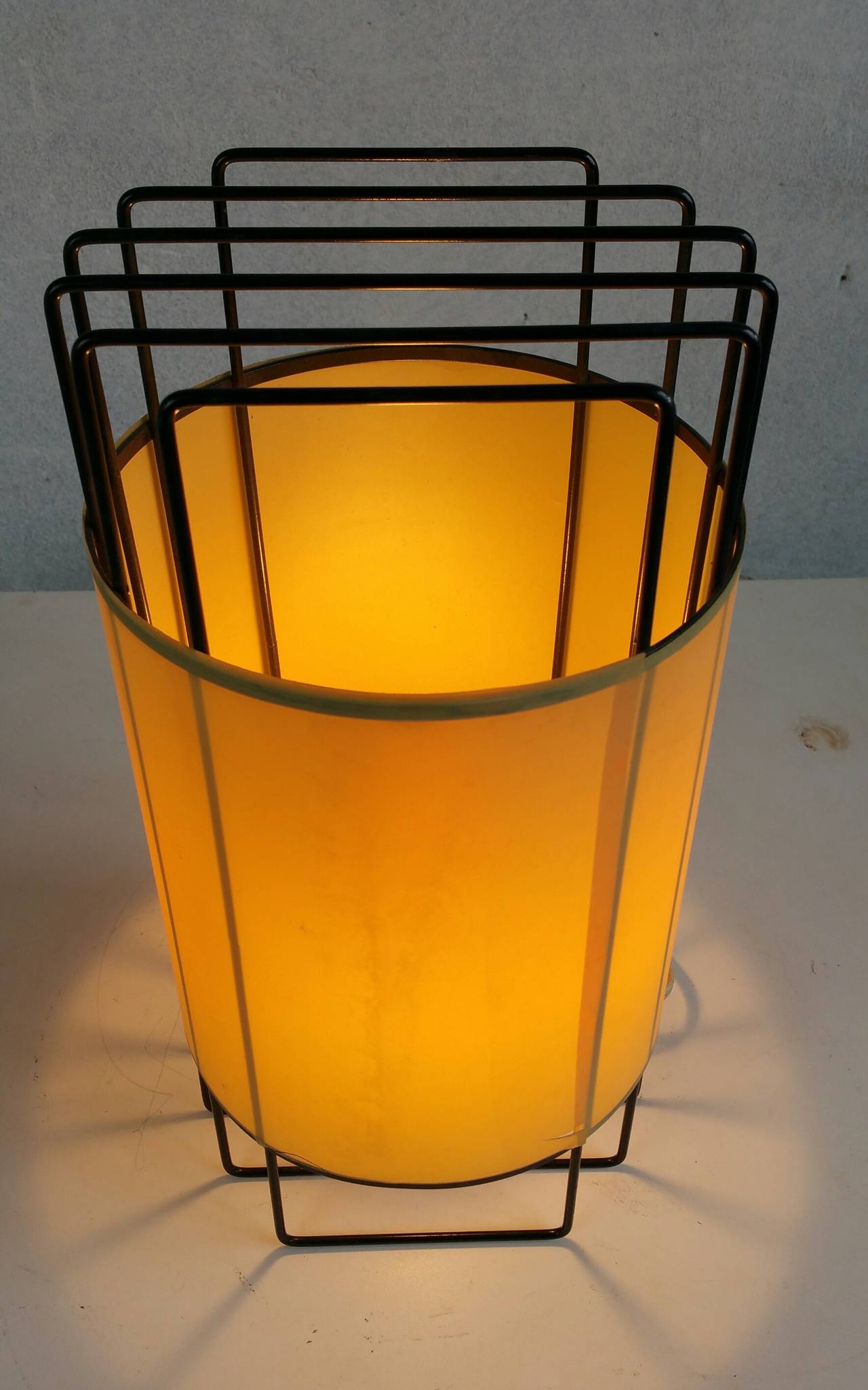 Cold-Painted Classic Wire Iron Mid-Century Modern Table Lamp by Verner Panton
