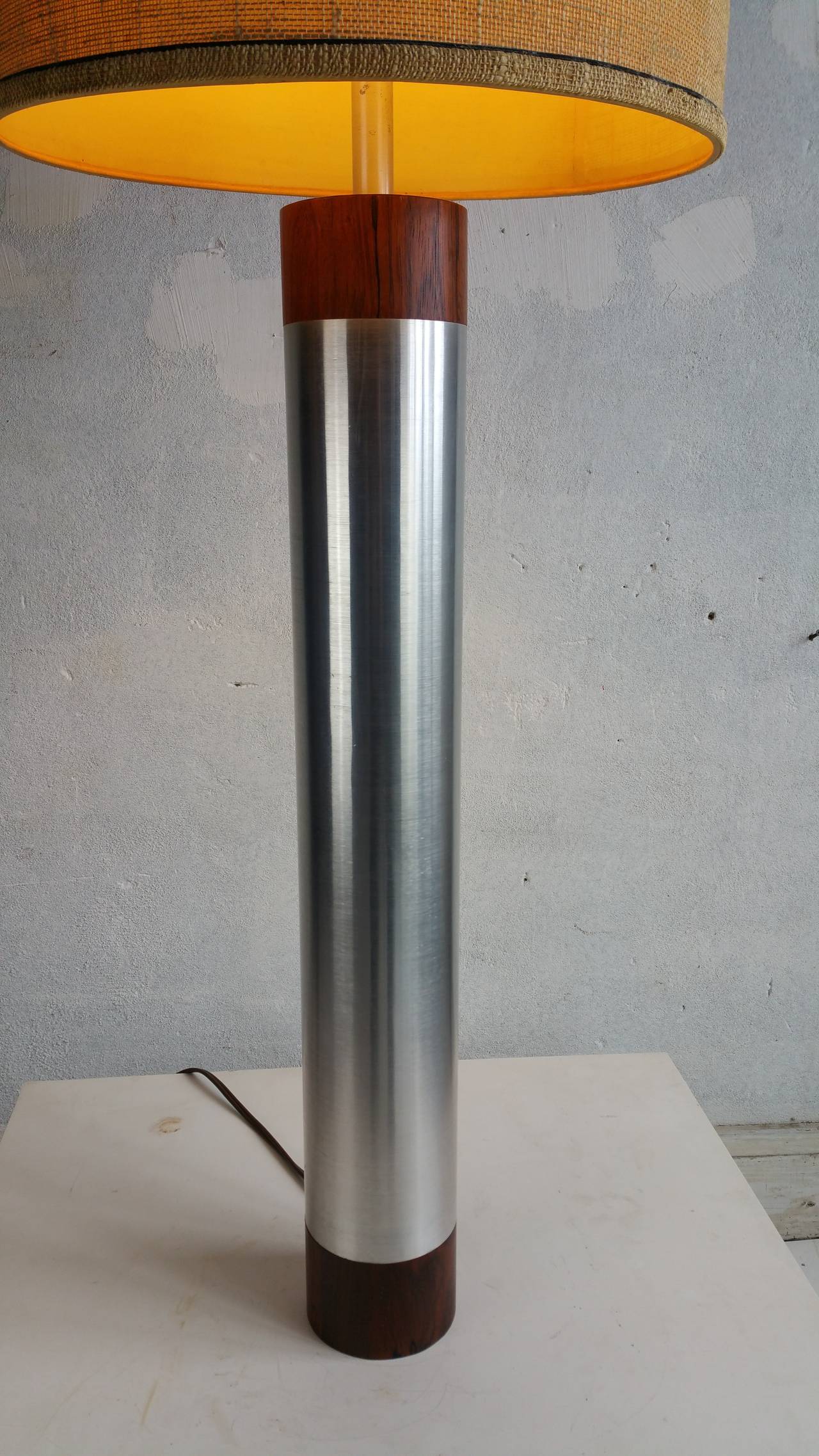 Huilé Lampe de table cylindrique monumentale en aluminium et bois de rose en vente