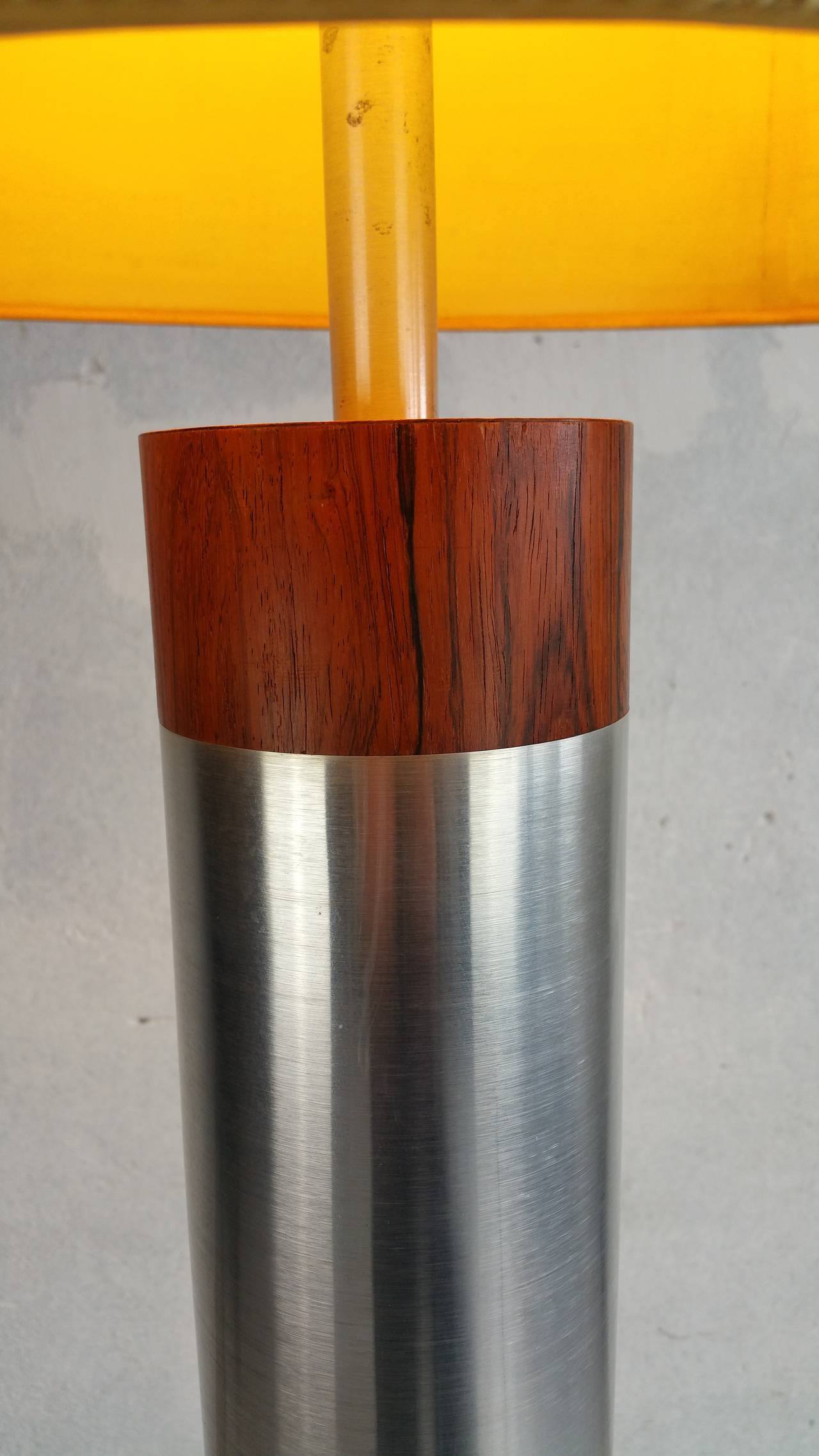 Milieu du XXe siècle Lampe de table cylindrique monumentale en aluminium et bois de rose en vente