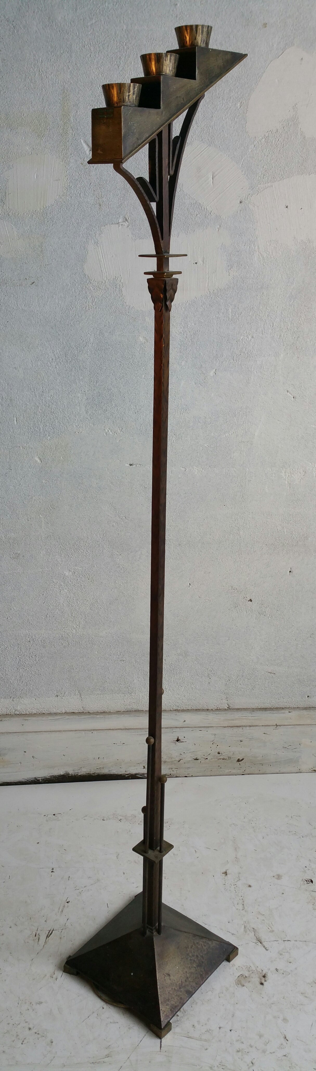 Stylized Art Deco Floor Lamp in Bronzed Metal by Almco Lamp Co. In Good Condition For Sale In Buffalo, NY