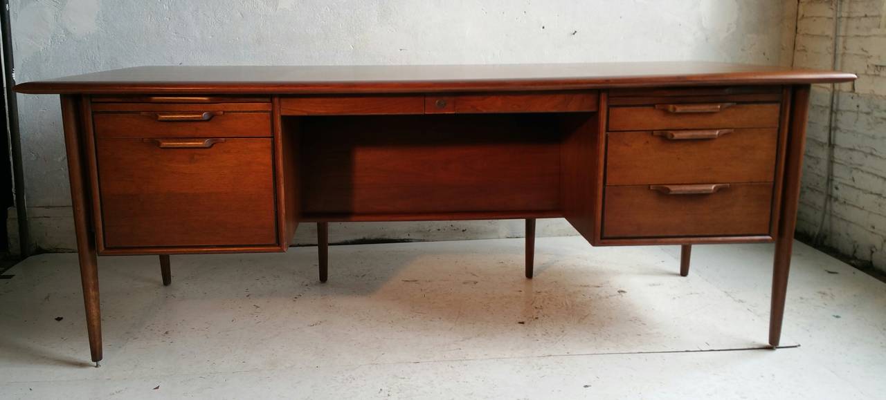 Wood American Danish Executive Desk by Stow Davis in the Manner of Jens Risom